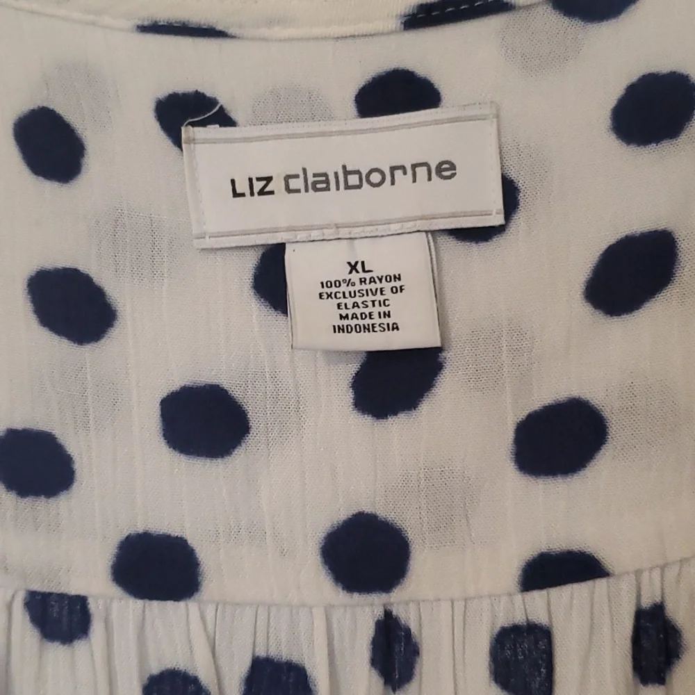 Liz Claiborne White and Blue polka dot sleevless tunic - Picture 2 of 4
